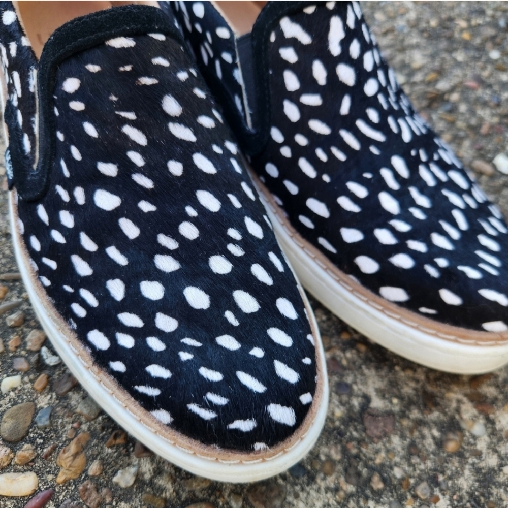 UGG Women's Soleda Exotic Slip-On Sneakers Black Cow Hair Size 6.5 Leopard - Picture 2 of 3